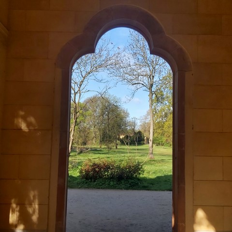 Blick durch Bogen Park Sanssouci